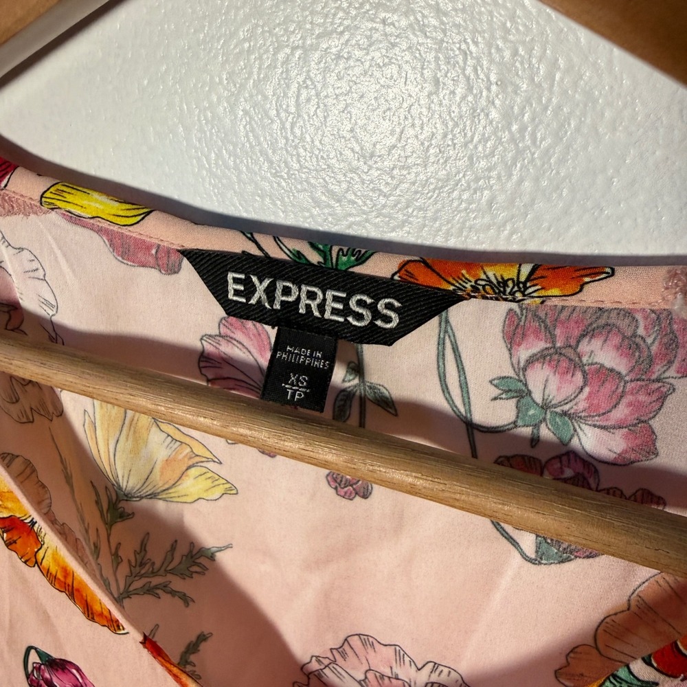 Express Womens XS Pink Floral V-Neck Cap Sleeve Lace Shoulder Blouse Top - Picture 2 of 3
